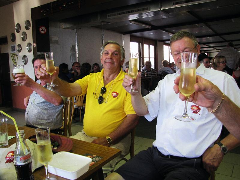 Ivano's Oldtimerrit op 9-9-2012 (211).JPG - Voor de prijsuitreiking smeren we ons keeltje met meerdere glaasjes frisse bubbels.
